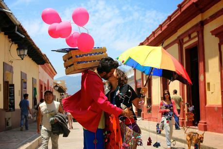 Avon Presenta Muestra fotográfica 100 WORLD KISSES  “Locas por los Besos”