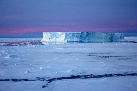 iceberg tabular en la Antártida