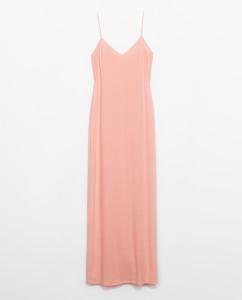 Los Maxivestidos Vestido en tono salmón claro de tirantes y escote en pico por la espalda y el delantero. Con unas cuñas o sandalias planas en tonos tostados quedaría genial. Es de Zara. 15,99€.
