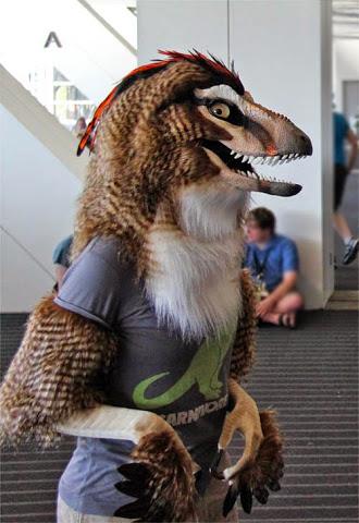 Disfraz dinosauriano para la Anthrocon