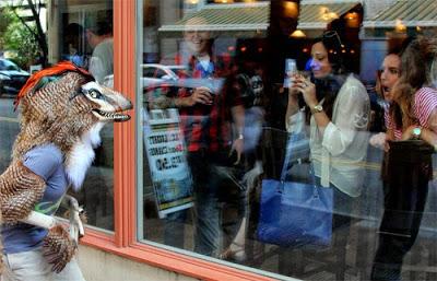 Disfraz dinosauriano para la Anthrocon