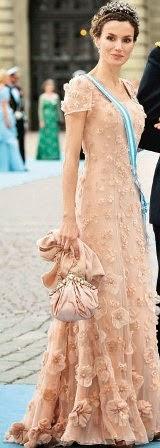 Dña. Letizia llevó la moda española a París con un reconocible Varela