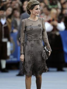 Dña. Letizia llevó la moda española a París con un reconocible Varela