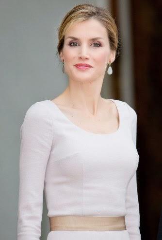 Dña. Letizia llevó la moda española a París con un reconocible Varela