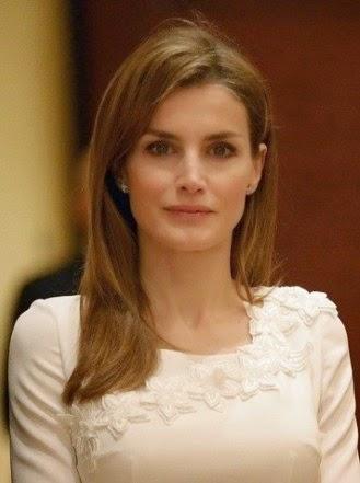 Dña. Letizia llevó la moda española a París con un reconocible Varela