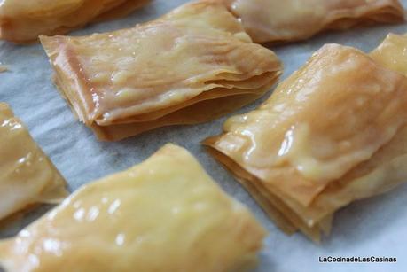 Pastelitos Crujientes de Filo, Mousse de Toffe y Glaseado de Yema