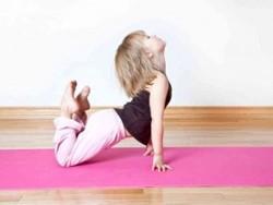niña haciendo yoga