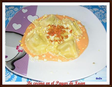 Raviolis de setas sobre salmorejo