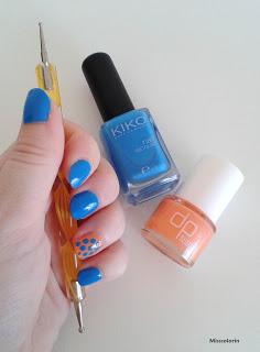 Manicura azul y naranja