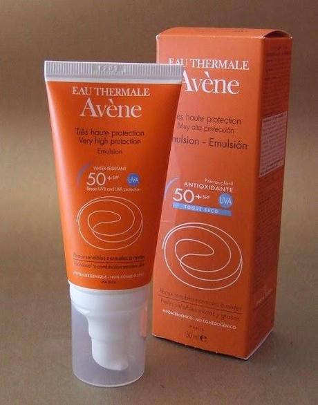 Emulsión SPF50+ de AVÈNE – la mejor protección solar para las pieles sensibles mixtas y grasas