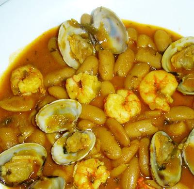 Alubias con almejas y gamba roja