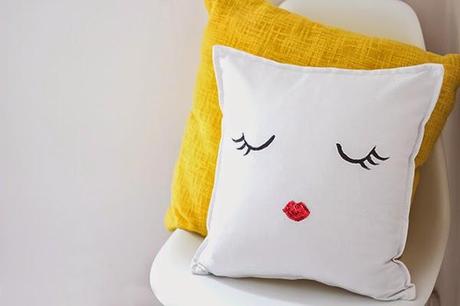 DIY.....UN SENCILLO COJIN PERO CON MUCHO GLAMOUR