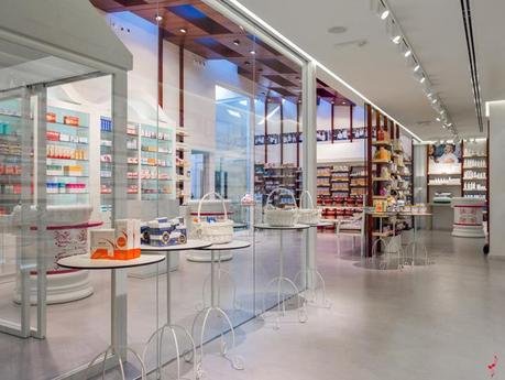 UNA FARMACIA CON UN EXTERIOR E INTERIOR SORPRENDENTES