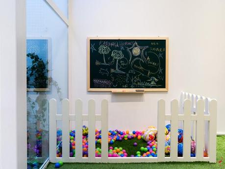 UNA FARMACIA CON UN EXTERIOR E INTERIOR SORPRENDENTES