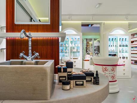 UNA FARMACIA CON UN EXTERIOR E INTERIOR SORPRENDENTES