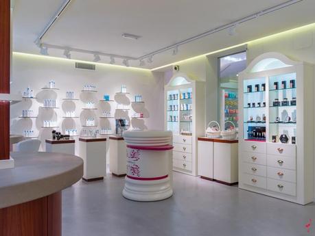 UNA FARMACIA CON UN EXTERIOR E INTERIOR SORPRENDENTES