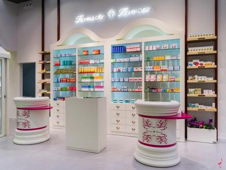 UNA FARMACIA CON UN EXTERIOR E INTERIOR SORPRENDENTES