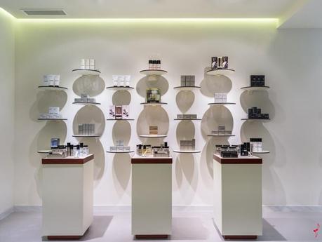 UNA FARMACIA CON UN EXTERIOR E INTERIOR SORPRENDENTES