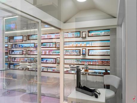 UNA FARMACIA CON UN EXTERIOR E INTERIOR SORPRENDENTES