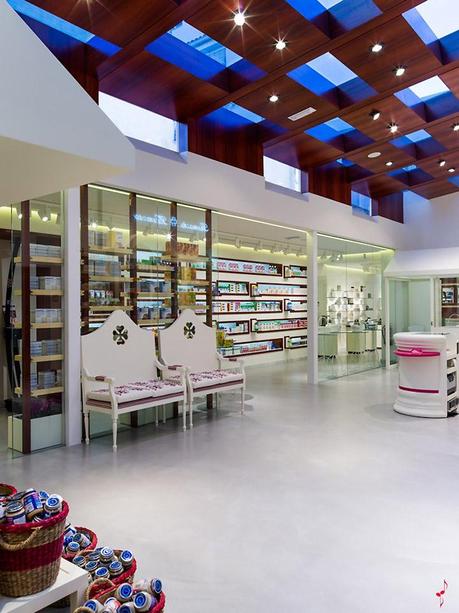 UNA FARMACIA CON UN EXTERIOR E INTERIOR SORPRENDENTES