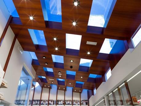 UNA FARMACIA CON UN EXTERIOR E INTERIOR SORPRENDENTES