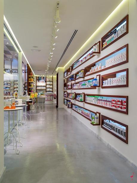 UNA FARMACIA CON UN EXTERIOR E INTERIOR SORPRENDENTES