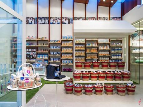 UNA FARMACIA CON UN EXTERIOR E INTERIOR SORPRENDENTES