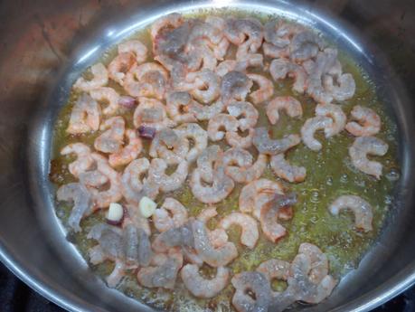 Arroz caldoso con langostino pelado y mini alcachofas. (Valencian rice soup with shrimp and artichoke baby)