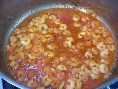Arroz caldoso con langostino pelado y mini alcachofas. (Valencian rice soup with shrimp and artichoke baby)