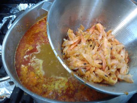 Arroz caldoso con langostino pelado y mini alcachofas. (Valencian rice soup with shrimp and artichoke baby)