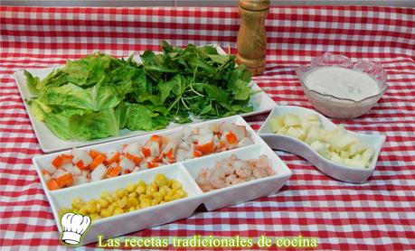 Receta fácil de ensalada de marisco con salsa de yogur y menta