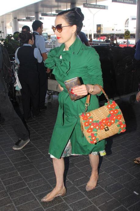 Dita Von Teese, con el bolso 'Dolce' de Dolce&Gabbana en el aeropuerto de Los Ángeles.