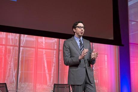 Josh Topolsky en una de sus representaciones para Engadget Show 2010. Foto de Sam Posten III en Flickr.