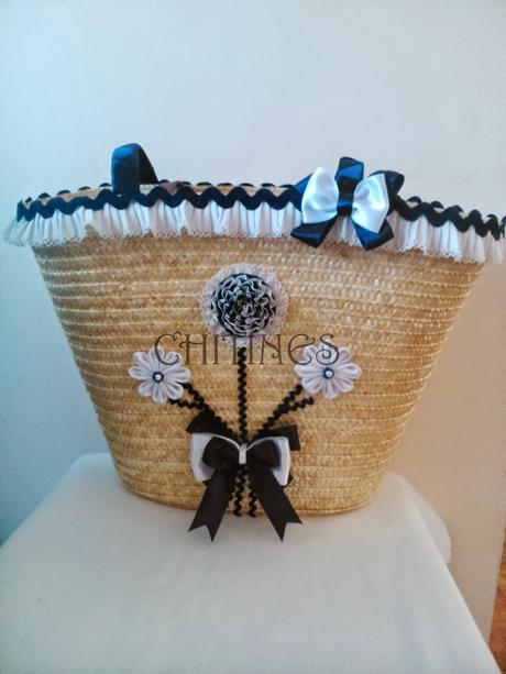 BOLSO DE MIMBRE MODELO RAMILLETE DE TRES FLORES