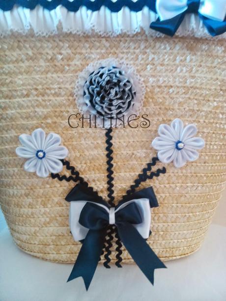 BOLSO DE MIMBRE MODELO RAMILLETE DE TRES FLORES