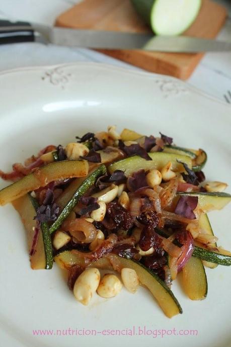 Salteado de calabacín agridulce con pasas y cacahuetes