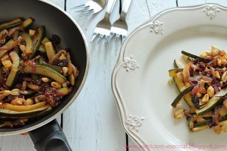 Salteado de calabacín agridulce con pasas y cacahuetes