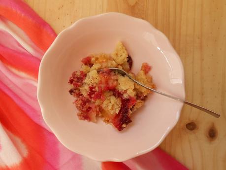 Crumble de nectarinas, ciruelas y sémola de trigo