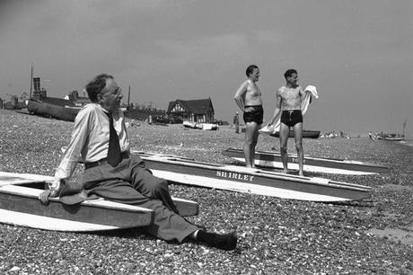 Edward Morgan Foster en 1949, en la playa