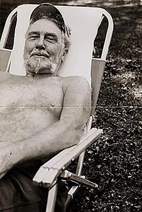 Ezra Pound en una hamaca al sol