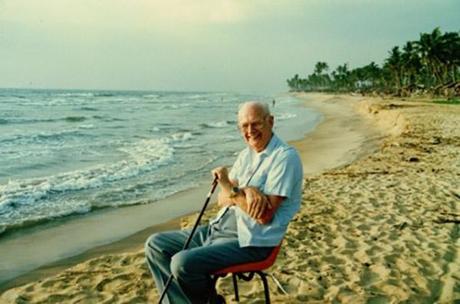 Arthur C. Clarke en una playa de Sri Lanka