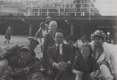 Arthur conan doyle con su familia y Harry Houdini en la playa de atlantic city 1922