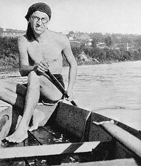 Cesare Pavese remando en el río Po