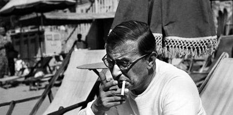 Jean-Paul Sartre en la playa de Cannes