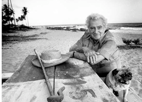 El escritor brasileño Jorge Amado en la playa de Bahía
