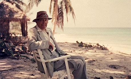 T. S. Eliot en la playa, 1957