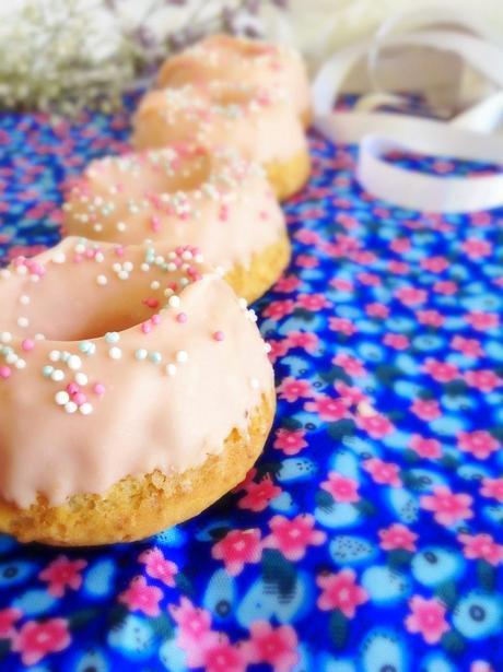 DONUTS HORNEADOS CON CHISPAS DE CHOCOLATE Y COBERTURA DE CANDY MELTS