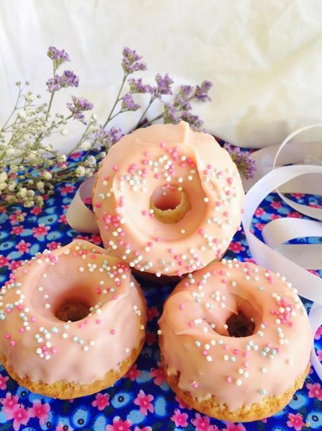 DONUTS HORNEADOS CON CHISPAS DE CHOCOLATE Y COBERTURA DE CANDY MELTS