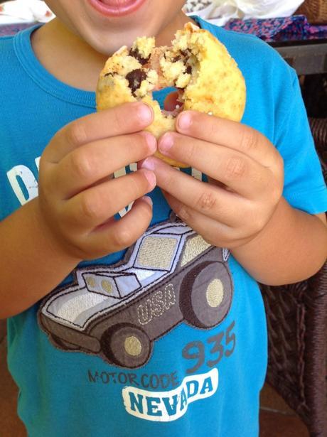 DONUTS HORNEADOS CON CHISPAS DE CHOCOLATE Y COBERTURA DE CANDY MELTS