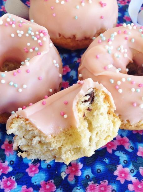 DONUTS HORNEADOS CON CHISPAS DE CHOCOLATE Y COBERTURA DE CANDY MELTS